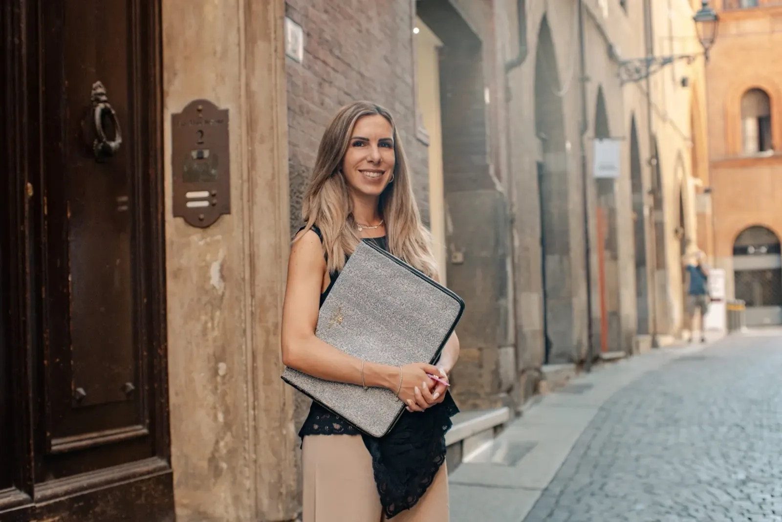 Una responsabile del team in una via del centro di Bologna