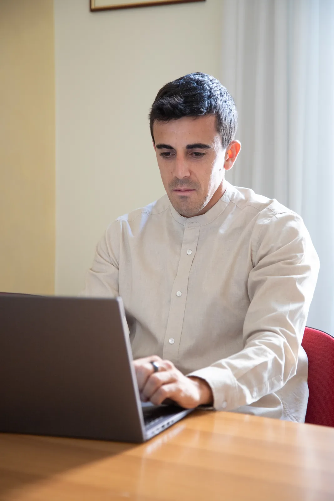 Un membro del team al lavoro al laptop